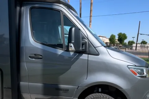 Lulu Van Gogh - SPREKKO Winnebago/Mercedes Class C