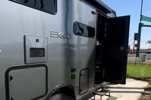 Lulu Van Gogh - SPREKKO Winnebago/Mercedes Class C