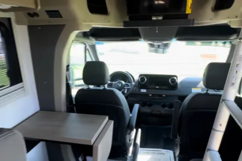 Lulu Van Gogh - SPREKKO Winnebago/Mercedes Class C
