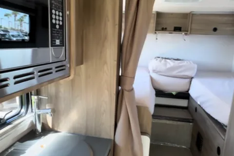 Lulu Van Gogh - SPREKKO Winnebago/Mercedes Class C