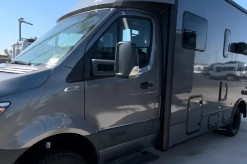 Lulu Van Gogh - SPREKKO Winnebago/Mercedes Class C