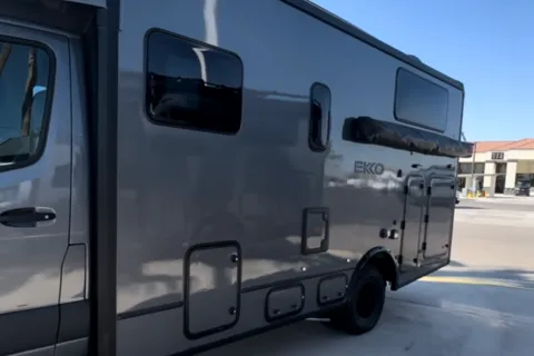 Lulu Van Gogh - SPREKKO Winnebago/Mercedes Class C