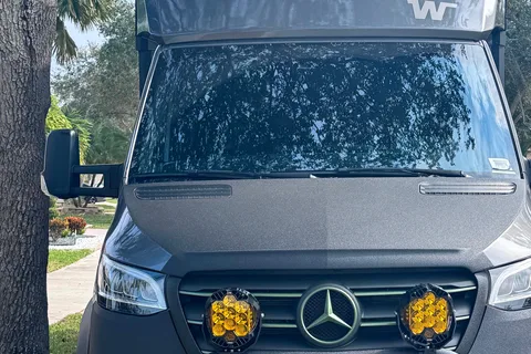 Lulu Van Gogh - SPREKKO Winnebago/Mercedes Class C