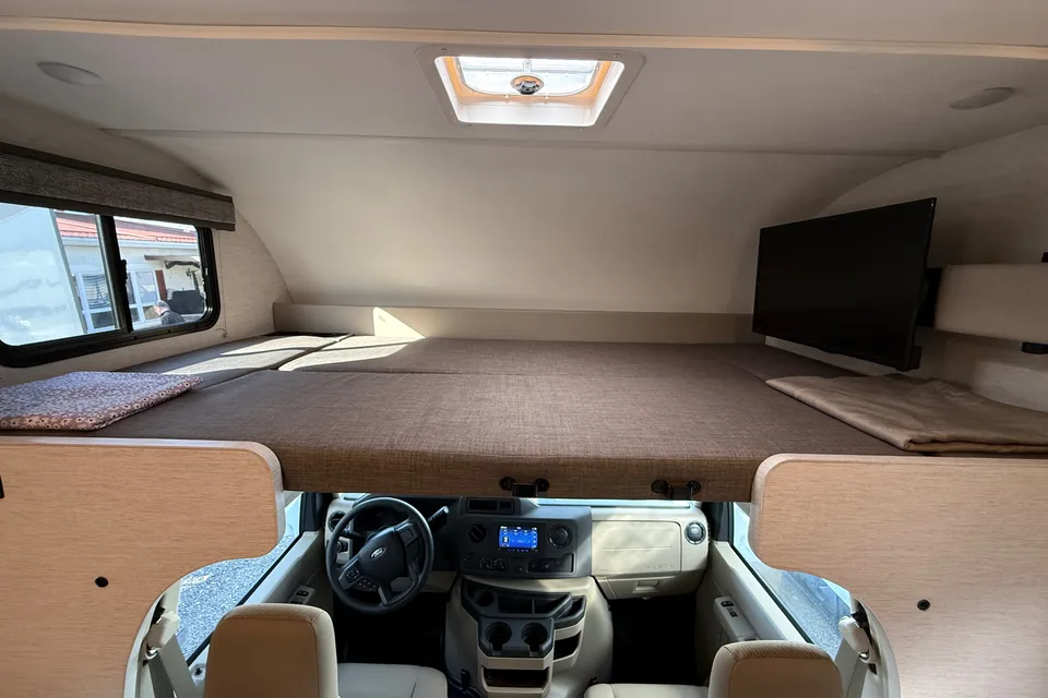 Brand new 2026 Thor Chateau 24ft. with free private shuttle -Luis