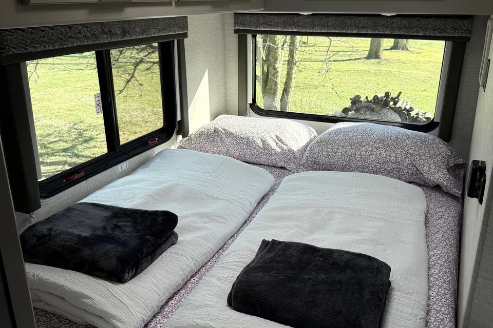 Brand new 2026 Thor Chateau 24ft. with free private shuttle -Luis