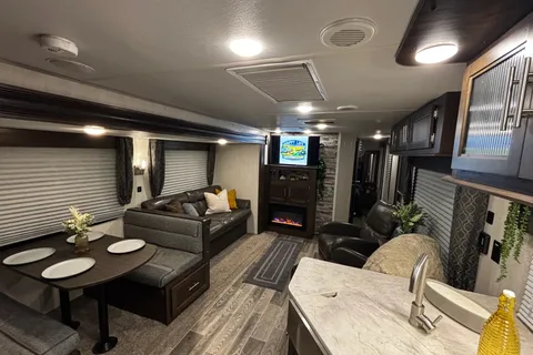 Happy Life Rentals Forest River Cherokee 274RK