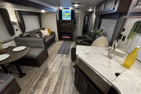 Happy Life Rentals Forest River Cherokee 274RK
