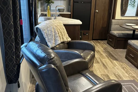 Happy Life Rentals Forest River Cherokee 274RK