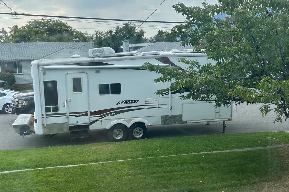 RaeRae’s Keystone Everest Fifth Wheel