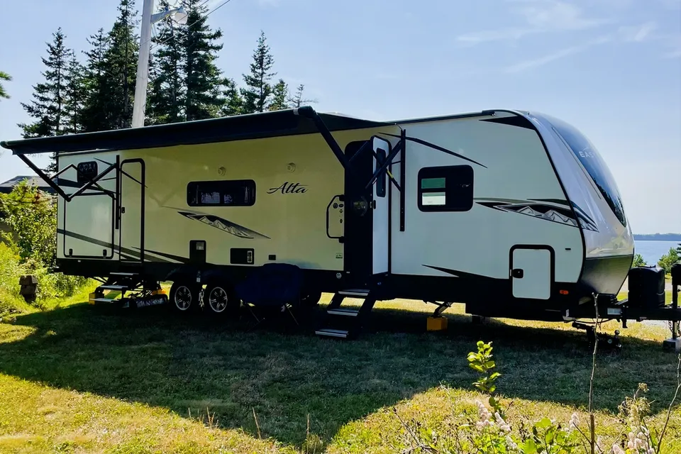 Family Adventurer! 2022- Alta 3150KBH Travel Trailer