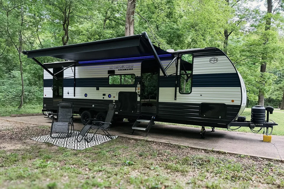 Family Bunkhouse Cherokee Grey Wolf 26DBH