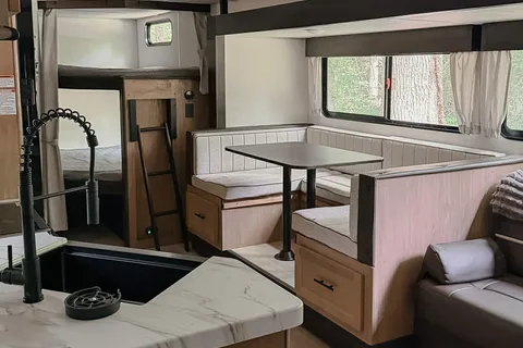 Family Bunkhouse Cherokee Grey Wolf 26DBH