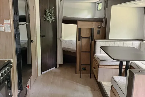 Family Bunkhouse Cherokee Grey Wolf 26DBH