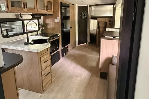 Family Bunkhouse Cherokee Grey Wolf 26DBH