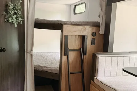 Family Bunkhouse Cherokee Grey Wolf 26DBH