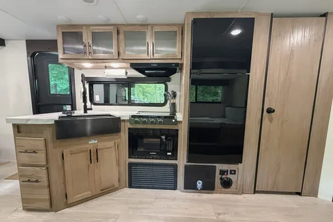 Family Bunkhouse Cherokee Grey Wolf 26DBH