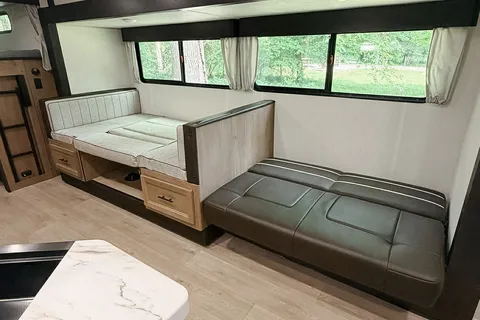 Family Bunkhouse Cherokee Grey Wolf 26DBH
