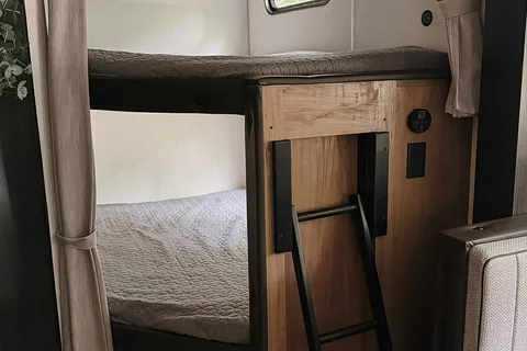 Family Bunkhouse Cherokee Grey Wolf 26DBH