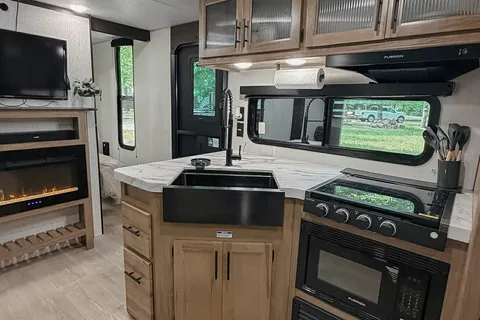 Family Bunkhouse Cherokee Grey Wolf 26DBH