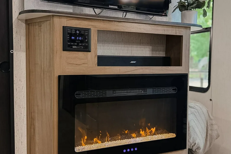 Family Bunkhouse Cherokee Grey Wolf 26DBH