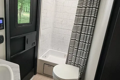 Family Bunkhouse Cherokee Grey Wolf 26DBH