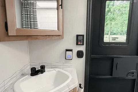 Family Bunkhouse Cherokee Grey Wolf 26DBH