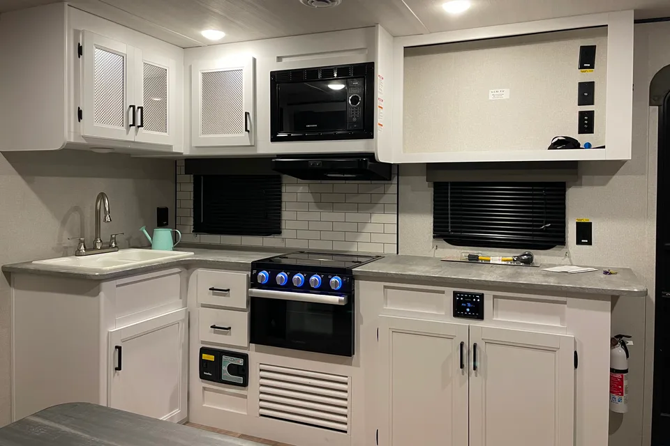NEW & CLEAN 2022 Keystone Hideout 