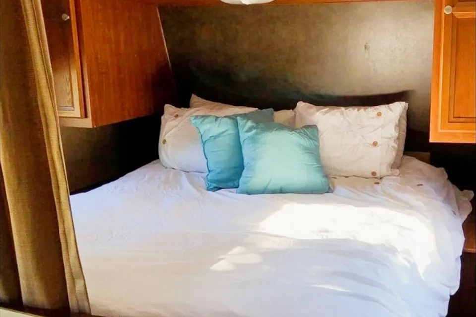 Perfect FAMILY FRIENDLY trailer!! Double over double bunks!