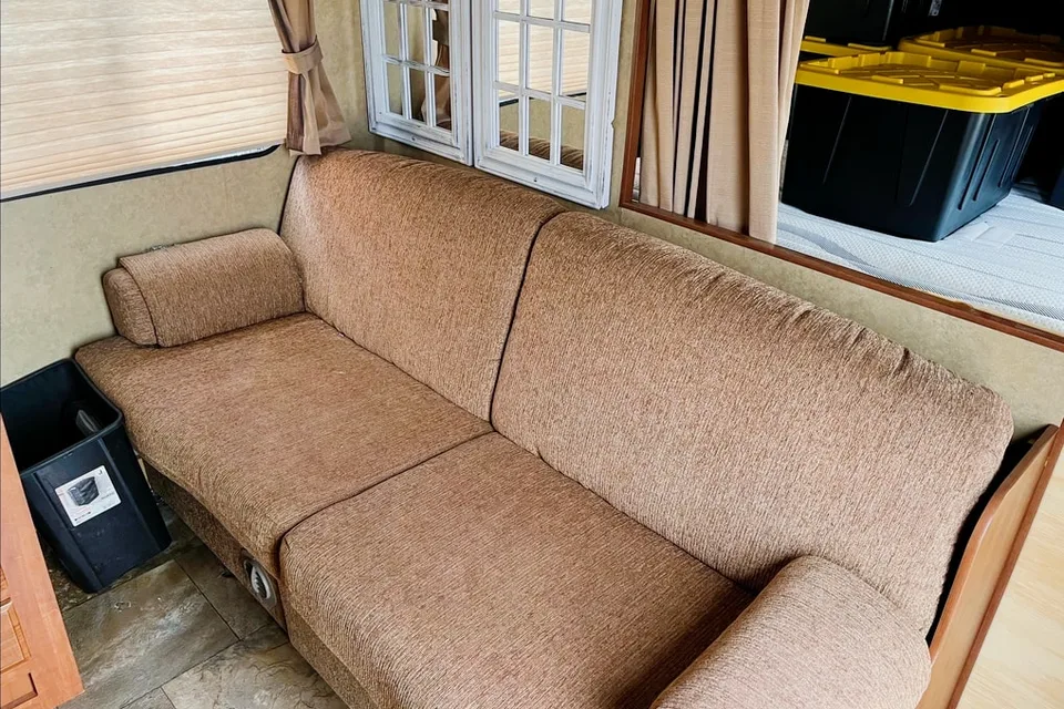 Perfect FAMILY FRIENDLY trailer!! Double over double bunks!