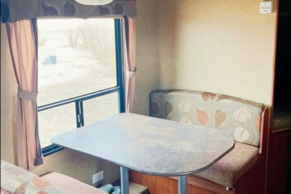 Perfect FAMILY FRIENDLY trailer!! Double over double bunks!