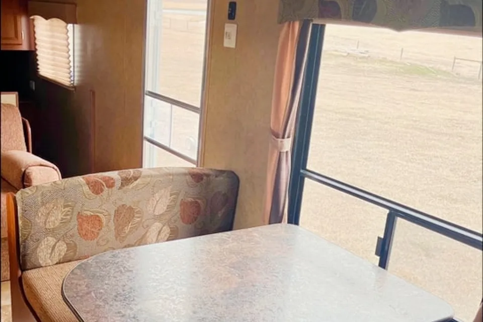 Perfect FAMILY FRIENDLY trailer!! Double over double bunks!