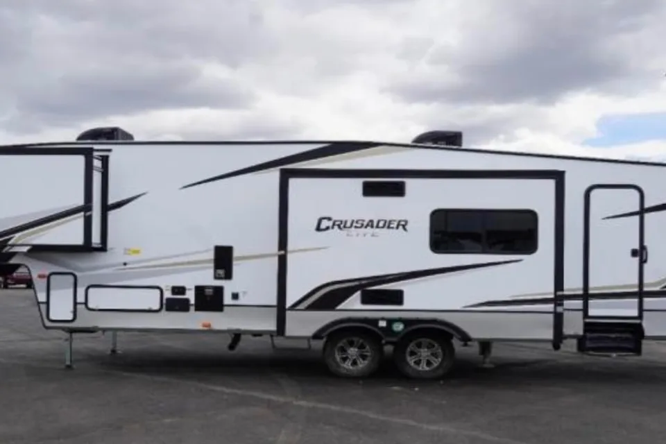 Prime Time Crusader Lite Fifth Wheel *NEW LISTING*