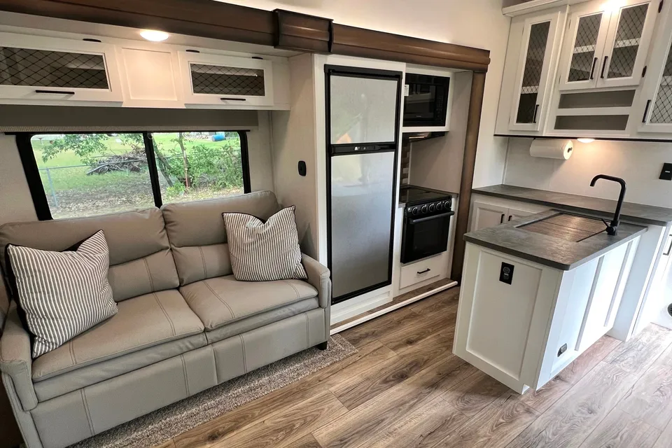Prime Time Crusader Lite Fifth Wheel *NEW LISTING*