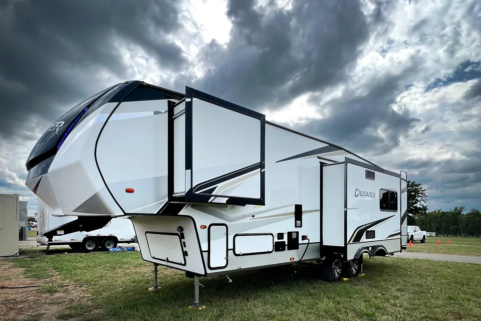 Prime Time Crusader Lite Fifth Wheel *NEW LISTING*