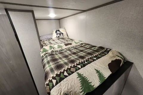 Coleman 17B Easy Tow Pet Friendly