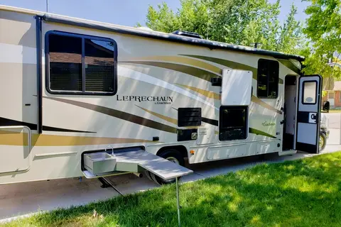 Glamping in style - 2019 Coachmen Leprechaun 319MB