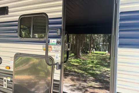 Aunt Annie's Attic Forest River 26DBH Travel Trailer
