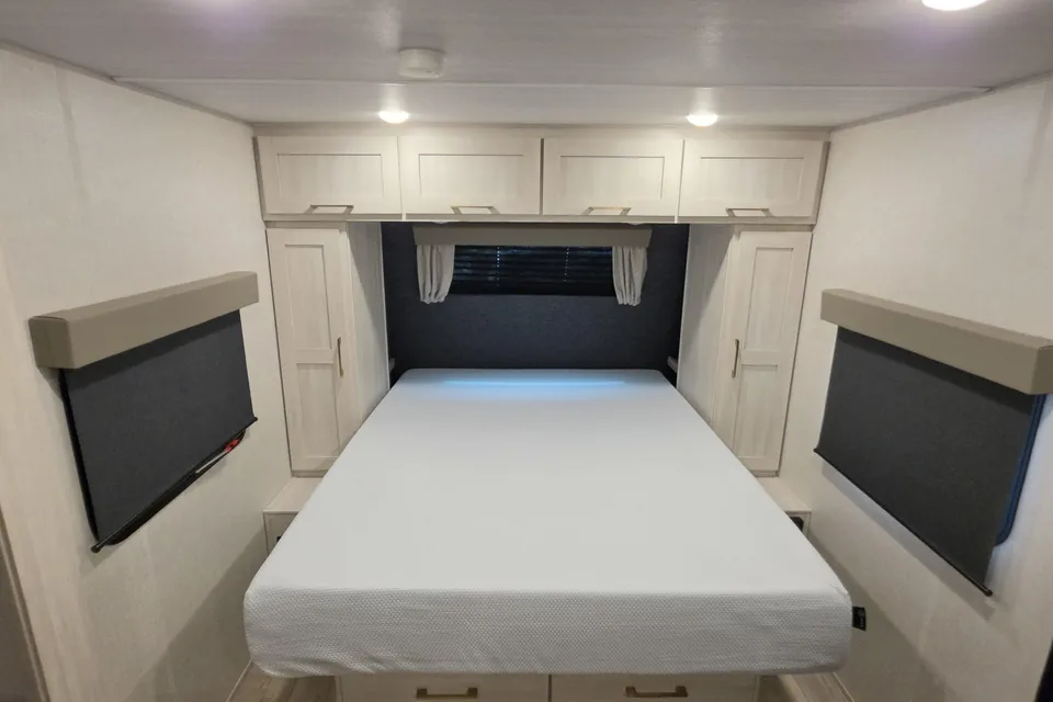 Fireside's Forest River 24' Surveyor Legend 19SSLE