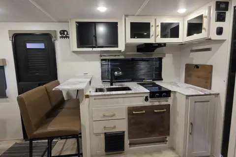 Fireside's Forest River 24' Surveyor Legend 19SSLE