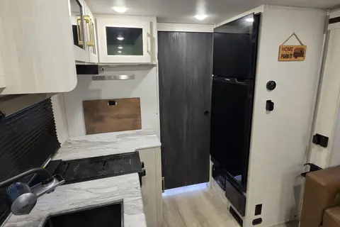 Fireside's Forest River 24' Surveyor Legend 19SSLE