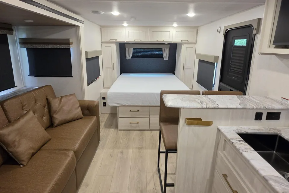 Fireside's Forest River 24' Surveyor Legend 19SSLE