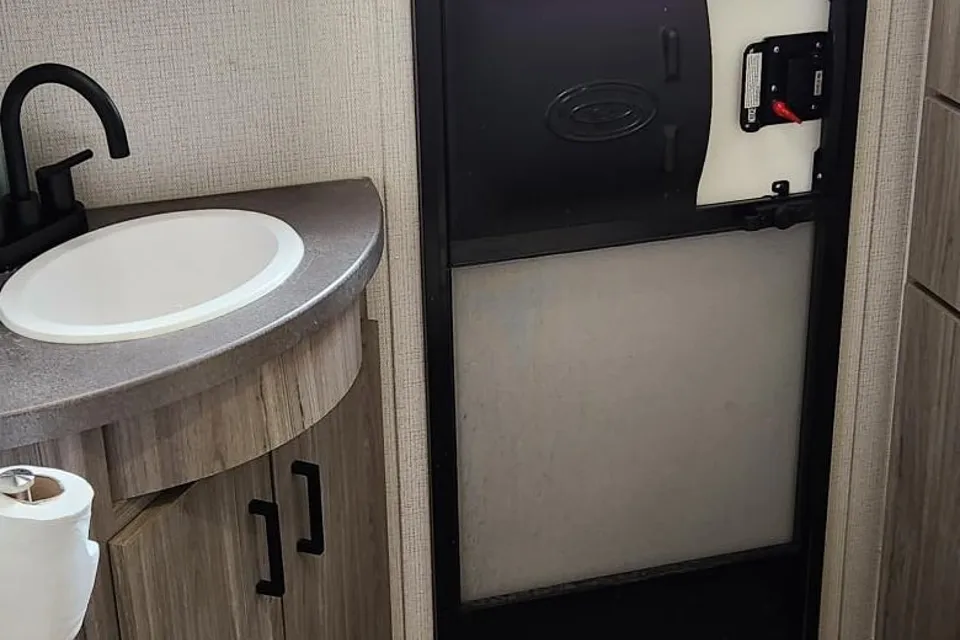 Matt and Candi's all inclusive family camper 2B2B Off Grid Generator Available