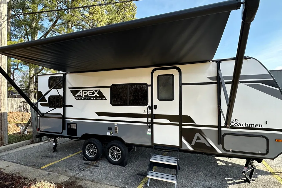 leo's Coachmen Apex Travel Trailer