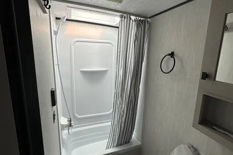 leo's Coachmen Apex Travel Trailer