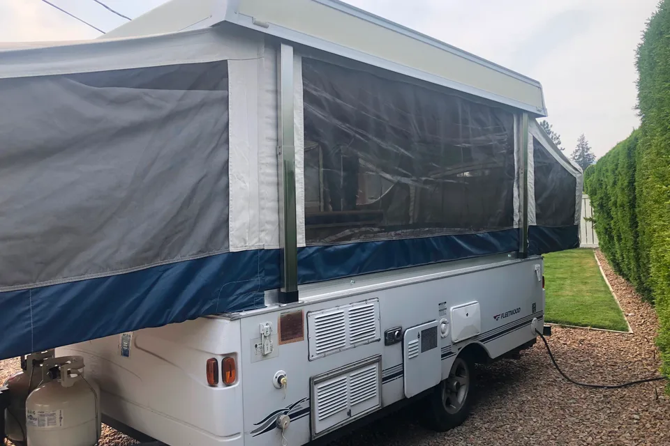 10’ Fleetwood Santa Fe Tent Trailer