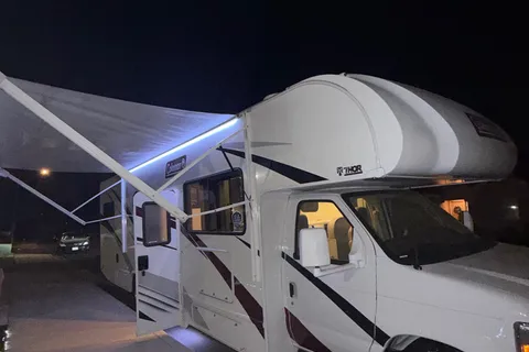 Roscoe’s Thor Motor Coach