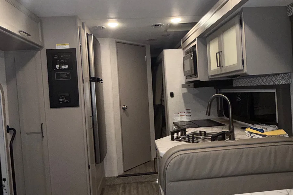 Roscoe’s Thor Motor Coach