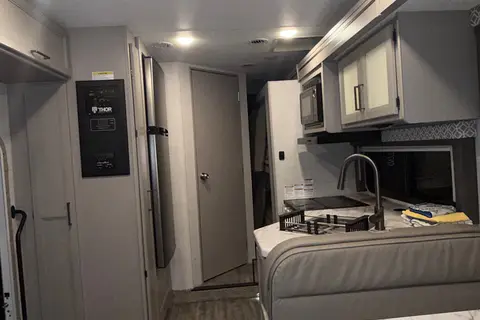 Roscoe’s Thor Motor Coach