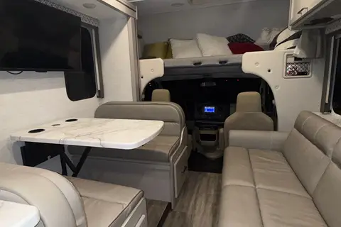 Roscoe’s Thor Motor Coach