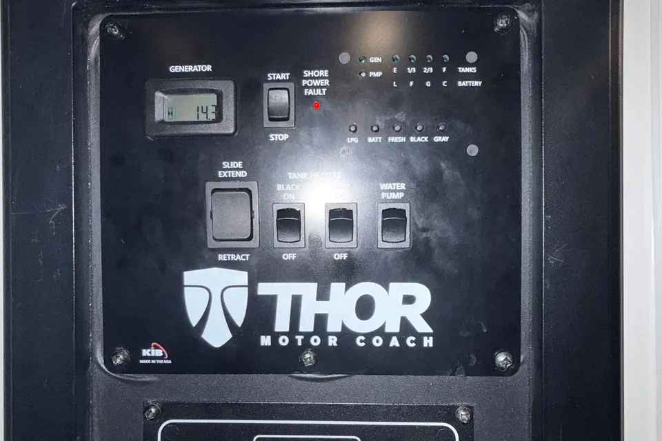 Roscoe’s Thor Motor Coach